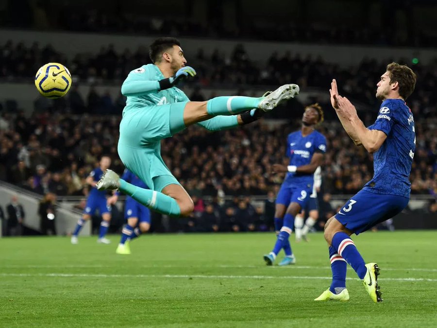 Harry Maguire kicks Batshuayi's Michys